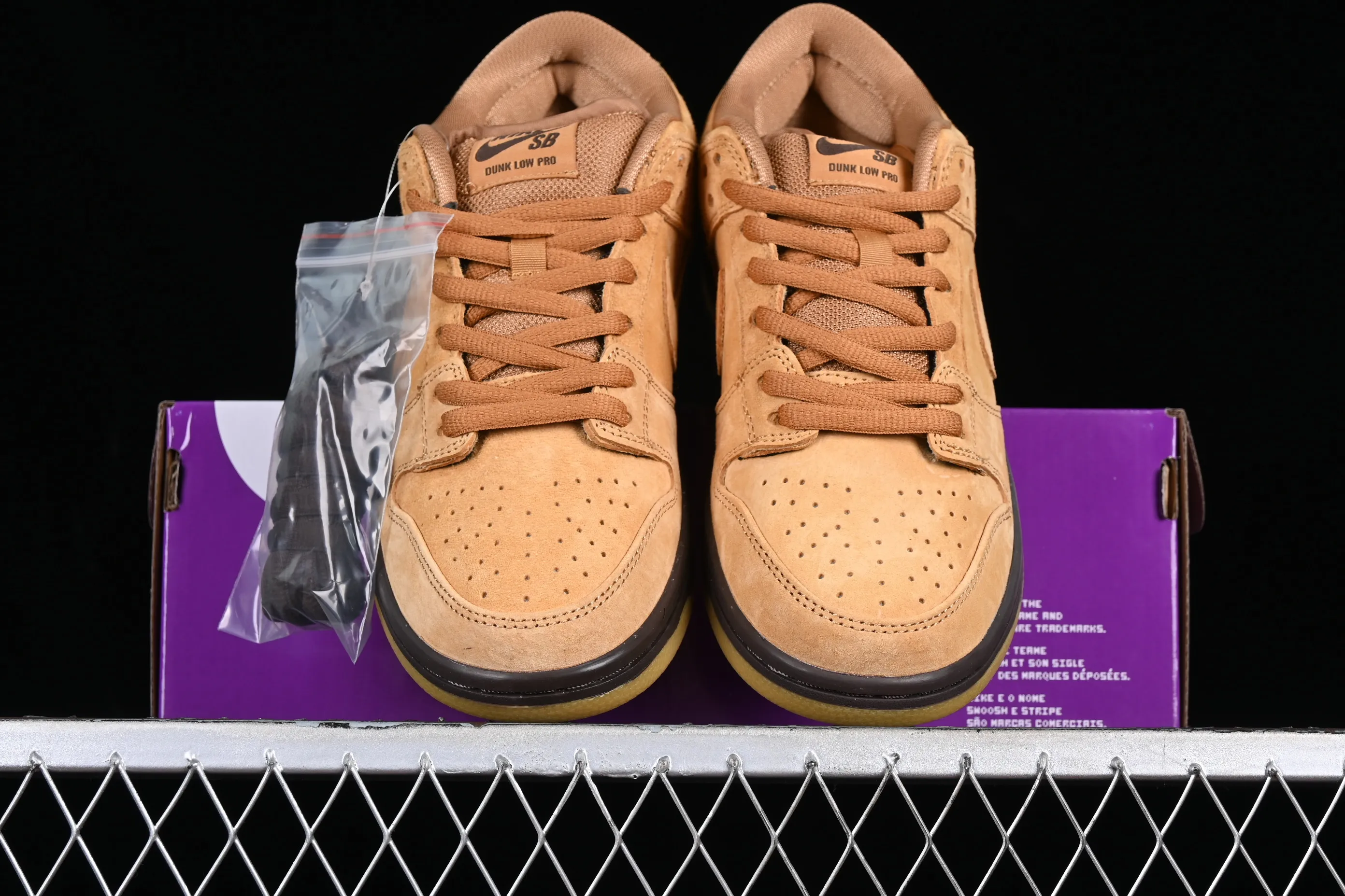 All Categories Nk SB Dunk Series Nk SB Dunk Low Low-top sneakers Nk SB Dunk Low Pro Wheat color Falling yellow low-top sports skateboard shoes BQ6817-204